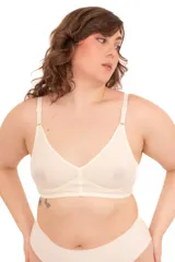Soutien sin aro color beige, confeccionado con tela suave de efecto segunda piel y fibra Lycra reforzada. Presenta copa moldeada sin costuras y tirantes elásticos regulables.