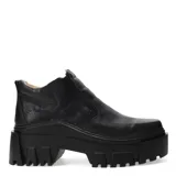 Botines acordonados de cuero color marrón, con cierre lateral y suela de plataforma con diseño track.