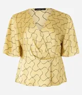 Blusa de mangas cortas con escote V traspasado, pliegues y recorte en la cintura. Confeccionada en tejido con efecto satinado y estampado geométrico con líneas curvas.
