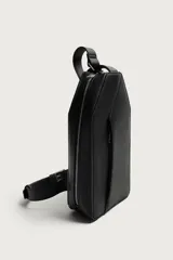 Bandolera vertical de diseño minimalista en color negro, con acabado texturizado. Cuenta con compartimento principal con cierre de cremallera, bolsillo frontal con cierre y asa de hombro ajustable.