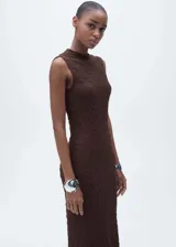 Vestido midi marrón de tejido texturizado, cuello Perkins y sin mangas.