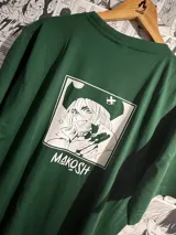 Remera verde con estampado de una mano blanca.
