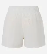 Bermuda deportiva Get Over modelo runner color beige, con cintura elástica, bajo redondeado y aberturas laterales. Cuenta con un pequeño bolsillo funcional trasero.