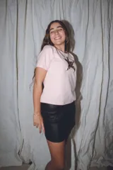 Minifalda dorada de cuero sintético, corte medio/bajo, con cortes en el delantero y pequeño tajo a un lado.