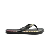 Sandalia ojota negra con plantilla texturizada en rojo y amarillo, y logo de la marca en la tira.