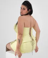 Corset strapless color amarillo pálido con cordones negros en el frente y en los laterales.