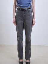 Jeans de mujer tiro alto, corte recto, color gris oscuro lavado.