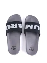 Ojotas de goma negras con logo Umbro en gris.