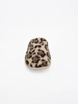 Pantuflas cerradas con estampado animal print tipo leopardo en tonos marrones y negros, con suela acolchada.