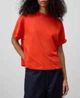 Remera color naranja de corte evasé, cuello redondo y mangas cortas con dobladillo.