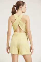 Top corto azul vibrante, sin mangas y con cuello redondo, de tejido ligero y corte recto.