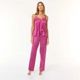 Conjunto de pijama de dos piezas color fucsia, compuesto por un top de tirantes con encaje en el escote y un pantalón largo con estampado geométrico.