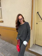 Conjunto de dos piezas de viscosa rayada en color azul marino y blanco, compuesto por un buzo de manga larga de corte holgado y un pantalón ancho tipo palazzo con cintura elástica.