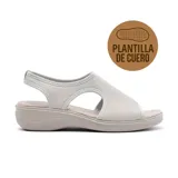 Sandalia casual color beige con plantilla de cuero, tira ancha sobre el empeine y ajuste elástico en el talón.