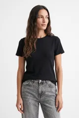 Remera negra de tejido rib, manga corta y cuello redondo.