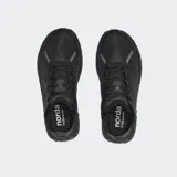 Championes de running Norda 001A, color negro, diseñados para ultradistancia. Presentan una construcción técnica con tejido Dyneema biocircular, entresuela de Arnitel TPEE para retorno de energía y suela Vibram con tecnología Litebase y Megagrip con tacos de 5 mm.