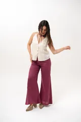 Pantalón de lino color magenta, de corte wide leg, tiro alto y diseño fluido.