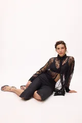 Pantalón capri color beige, de tiro alto y corte recto. Confeccionado en lino y algodón.