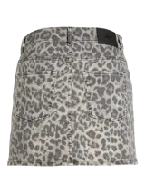 Minifalda de denim con estampado animal print tipo leopardo en tonos grises y blancos, de tiro medio y corte recto.