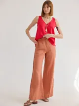 Pantalon de lino de corte recto y tiro medio, color terracota con vivos laterales en color rojo. Cuenta con bolsillos laterales.