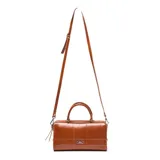 Cartera tipo baúl modelo Bianca de Extra Large, confeccionada en 100% cuero color suela, con diseño estructurado, doble asa corta de mano y correa de hombro ajustable y extraíble. Cuenta con detalles de costuras pespunteadas, herrajes metálicos plateados y placa con logo de la marca en el frente. Acceso mediante doble cierre y forrería interior textil con bolsillos.