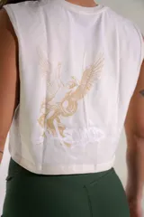 Musculosa crop blanca de algodón elastizado, sin mangas, con cuello redondo y diseño estampado en tono dorado.