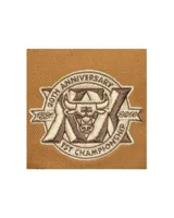 Gorra de visera plana Mitchell & Ness de los Chicago Bulls, color marrón tostado con visera de gamuza marrón oscuro. Presenta el logo del equipo bordado en el frente y un parche conmemorativo en el lateral.