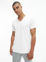 Pack de tres remeras de algodón con cuello en V y manga corta. Diseño básico de calce clásico con logo de la marca estampado en el bajo.