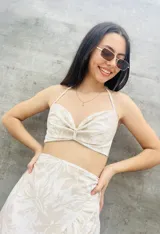 Top con estampado animal print de leopardo, con tirantes finos que se atan en el cuello y la espalda.