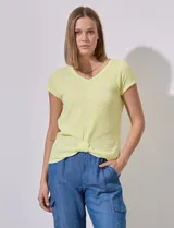 Remera color verde claro en tejido rib, con escote en V, manga corta y terminación anudada en el ruedo.