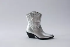 Botas de estilo western (texanas) de caña media, color blanco, confeccionadas en cuero. Presentan bordados decorativos en la caña y puntera cuadrada. Cuentan con cierre lateral y taco de altura media.