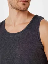 Musculosa de corte slim, color rojo, con cuello redondo y sisas amplias.