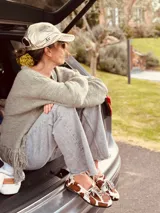 Alpargatas tipo mocasín de gamuza color amarillo mostaza, con detalle de flecos en la capellada.