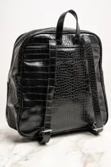 Mochila negra de cuero vegano con textura croco, tamaño mediano, con doble compartimento con cierre y correas ajustables.