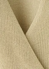 Cardigan cruzado de punto fino en color verde militar, con cuello en V, manga larga y cierre de lazo lateral.