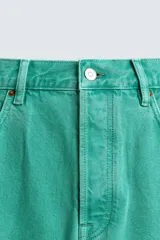 Jeans de mezclilla de corte recto, tiro medio, color verde vibrante con efecto lavado. Presenta cierre frontal con cremallera y botón, y cinco bolsillos.