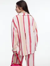 Camisa de lino y viscosa a rayas verticales color beige, azul y ocre, con cuello clásico y cierre frontal con botones.