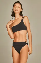Conjunto de bikini negro con corpiño asimétrico de un solo hombro y detalle de botones dorados.