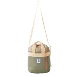 Bolso tipo drawstring color verde con detalles en beige y cordón naranja.