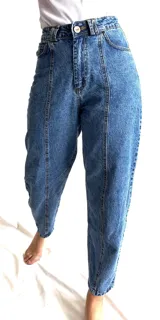 Pantalón de jean celeste con efecto lavado, tiro alto, corte holgado y bolsillos laterales.