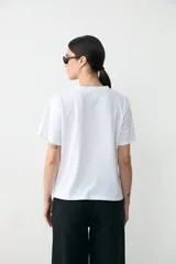 Remera blanca de manga corta con estampa frontal de ilustraciones de peces y el texto Diario Silvestre.