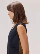 Chaleco sastrero de terciopelo con cierre frontal, diseño sin mangas y corte recto.