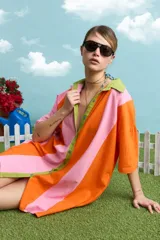 Túnica de algodón con diseño de rayas multicolor en tonos naranja, rosado y verde, cuello polo, mangas cortas y cierre frontal con botones.