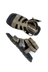 Sandalias de cuero color visón con múltiples tiras y hebillas de ajuste. Suela de goma negra. Diseñadas y hechas en Uruguay.