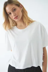 Remera básica de corte oversize, con escote redondo y mangas cortas, de diseño liso y holgado.