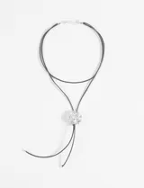 Collar negro con cordón fino y dije central en forma de rosa metálica plateada.