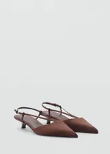 Zapato tipo slingback con acabado satinado, punta fina y tacón kitten de 3,5 cm. Presenta un diseño de tiras finas con cierre de hebilla ajustable en el talón.