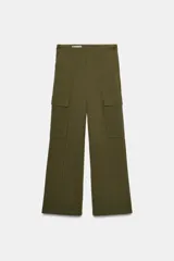 Pantalón cargo de tiro medio, color verde militar, con corte recto y bolsillos laterales de plastrón con solapa. Presenta detalles de nervios frontales y cierre con cremallera y gancho metálico.