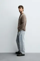 Jersey de punto de cashmere con corte regular fit, cuello redondo y manga larga. Presenta acabados en rib en puños y ruedo.