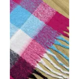 Bufanda rectangular de tejido grueso con diseño de cuadros en tonos azul, naranja, gris y beige, terminada con flecos en los extremos.